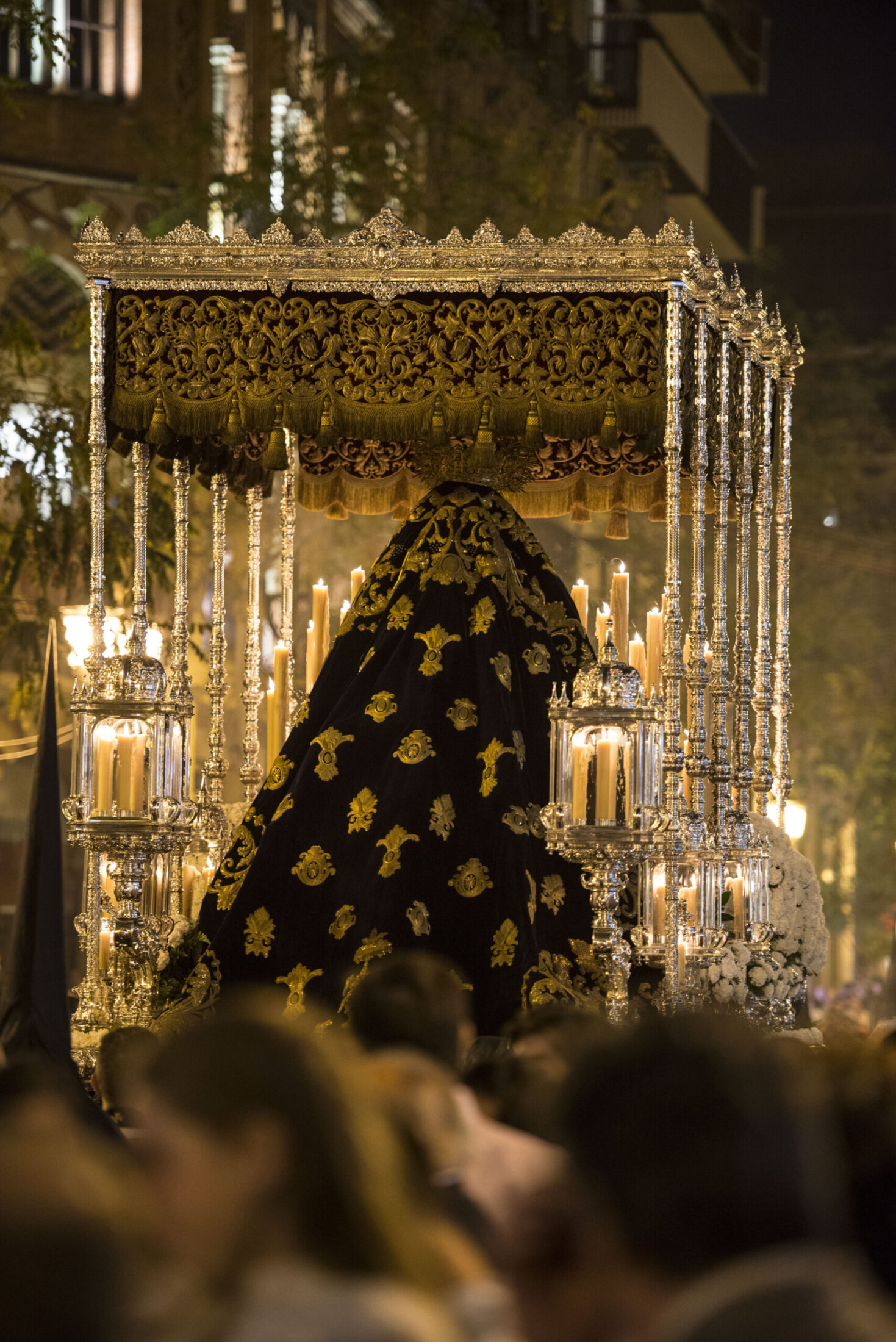 Detalle en la noche del Lunes Santo del manto de María Santísima de los Dolores