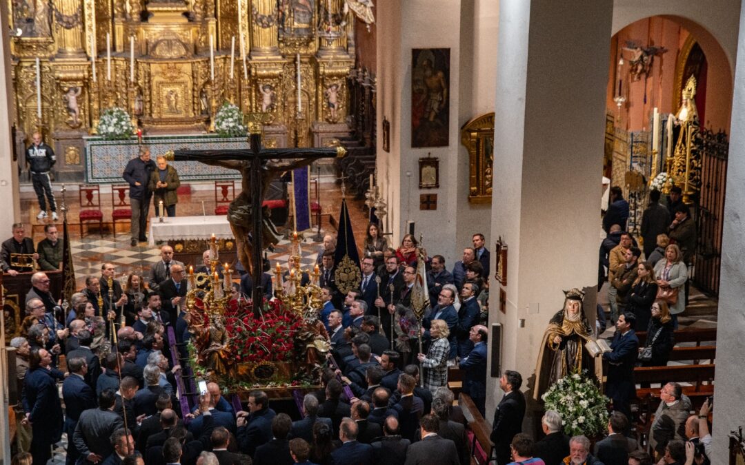 Representación corporativa en la visita a San Vicente del Santísimo Cristo de la Expiración